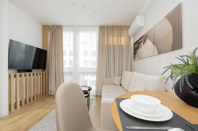 Telewizja i/lub zestaw kina domowego w obiekcie Pereca Klimatyzowany Apartament w Centrum Warszawy z Darmowym Parkingiem by Noclegi Renters