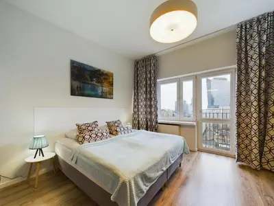 Łóżko lub łóżka w pokoju w obiekcie Aleja Jana Pawła II Studio for 4 Guests with Air-conditioning Warsaw by Noclegi Renters