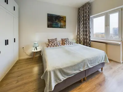 Łóżko lub łóżka w pokoju w obiekcie Aleja Jana Pawła II Studio for 4 Guests with Air-conditioning Warsaw by Noclegi Renters