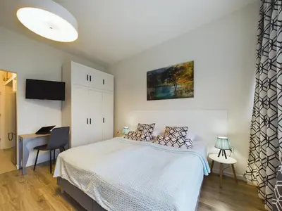 Łóżko lub łóżka w pokoju w obiekcie Aleja Jana Pawła II Studio for 4 Guests with Air-conditioning Warsaw by Noclegi Renters