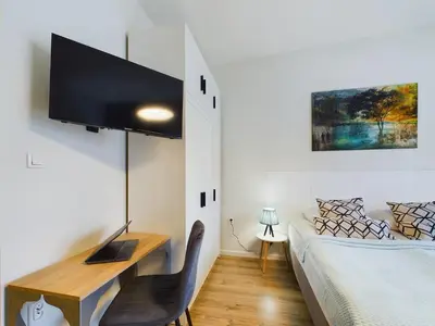 Telewizja i/lub zestaw kina domowego w obiekcie Aleja Jana Pawła II Studio for 4 Guests with Air-conditioning Warsaw by Noclegi Renters