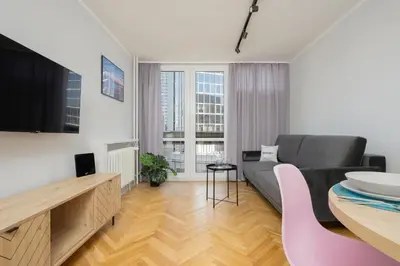 Telewizja i/lub zestaw kina domowego w obiekcie Apartment in the Heart of Warsaw by Noclegi Renters