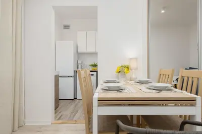 Kuchnia lub aneks kuchenny w obiekcie Bright Apartment in Warsaw Center with Two Bedrooms and Balcony by Noclegi Renters