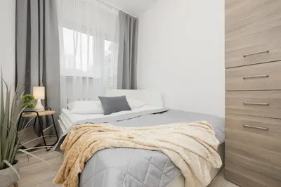 Łóżko lub łóżka w pokoju w obiekcie Bright Apartment in Warsaw Center with Two Bedrooms and Balcony by Noclegi Renters