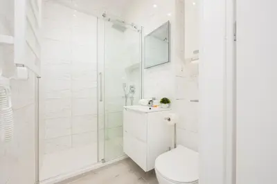 Łazienka w obiekcie Bright Apartment in Warsaw Center with Two Bedrooms and Balcony by Noclegi Renters