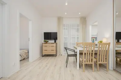 Telewizja i/lub zestaw kina domowego w obiekcie Bright Apartment in Warsaw Center with Two Bedrooms and Balcony by Noclegi Renters