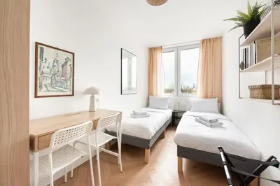 Łóżko lub łóżka w pokoju w obiekcie Saska Kępa 2-Bedroom Apartment by BookingHost