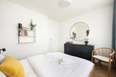 Łóżko lub łóżka w pokoju w obiekcie Saska Kępa 2-Bedroom Apartment by BookingHost