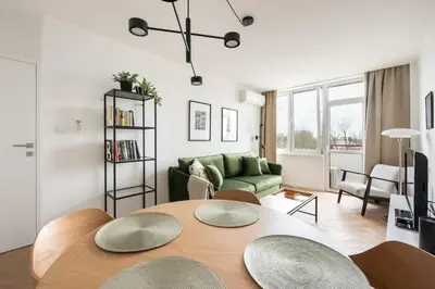 Część wypoczynkowa w obiekcie Saska Kępa 2-Bedroom Apartment by BookingHost