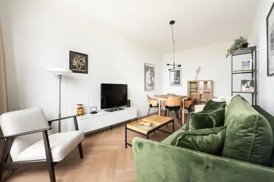 Telewizja i/lub zestaw kina domowego w obiekcie Saska Kępa 2-Bedroom Apartment by BookingHost