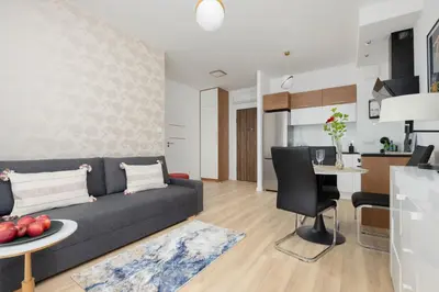Kuchnia lub aneks kuchenny w obiekcie Sarmacka 25 apartment next to Medicover and Paley