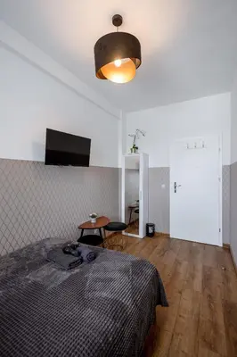 Łóżko lub łóżka w pokoju w obiekcie ClickTheFlat Wolska Apart Rooms