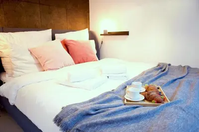 Łóżko lub łóżka w pokoju w obiekcie Cinema Apartament by P&J Apartaments