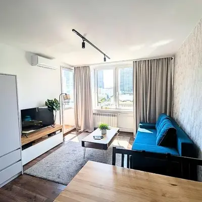 2-rm. Skyline view. Center.