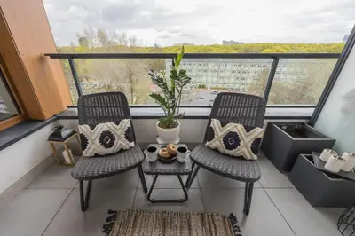 Część wypoczynkowa w obiekcie Apartment with Balcony & Parking in Warsaw by Noclegi Renters