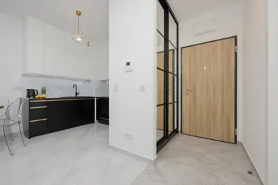 Kuchnia lub aneks kuchenny w obiekcie Apartment with Balcony & Parking in Warsaw by Noclegi Renters