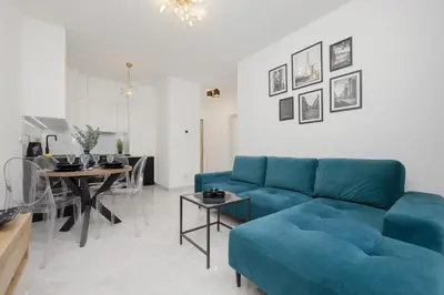 Część wypoczynkowa w obiekcie Apartment with Balcony & Parking in Warsaw by Noclegi Renters