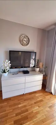 Telewizja i/lub zestaw kina domowego w obiekcie HomeComfort Apartament DeLux