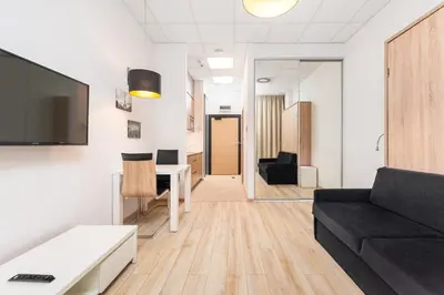 Telewizja i/lub zestaw kina domowego w obiekcie Aleje Jerozolimskie 216 by Homeprime