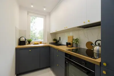 Kuchnia lub aneks kuchenny w obiekcie Reymonta Apartment near Metro Station by Mia