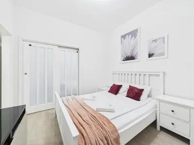 Łóżko lub łóżka w pokoju w obiekcie SuperApart Podwale 9 Unique, Step into Tranquility and Relaxation