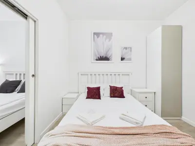 Łóżko lub łóżka w pokoju w obiekcie SuperApart Podwale 9 Unique, Step into Tranquility and Relaxation