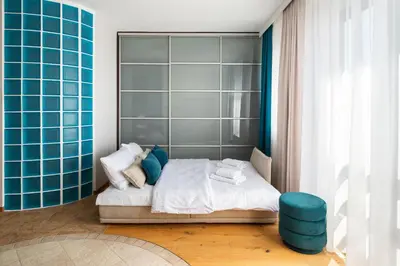 Łóżko lub łóżka w pokoju w obiekcie Saska Kępa Cosy Studio by BookingHost