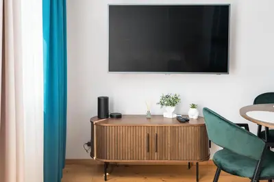 Telewizja i/lub zestaw kina domowego w obiekcie Saska Kępa Cosy Studio by BookingHost