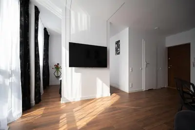 Telewizja i/lub zestaw kina domowego w obiekcie City Center Grzybowska, next to Warsaw's Business District, Metro ONZ & Westin Hotel by WarsawSkyLine Apartments