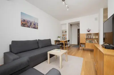 Telewizja i/lub zestaw kina domowego w obiekcie Charming Apartment for 4 People Located 650 m from the Old Town of Warsaw by Noclegi Renters