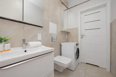 Łazienka w obiekcie Charming Apartment for 4 People Located 650 m from the Old Town of Warsaw by Noclegi Renters