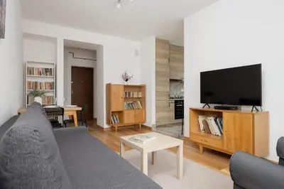 Telewizja i/lub zestaw kina domowego w obiekcie Charming Apartment for 4 People Located 650 m from the Old Town of Warsaw by Noclegi Renters