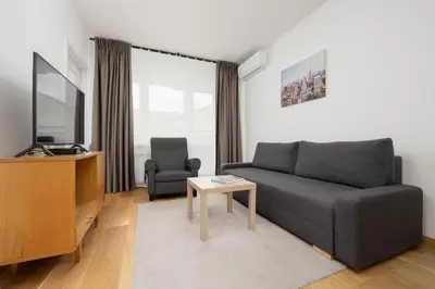 Telewizja i/lub zestaw kina domowego w obiekcie Charming Apartment for 4 People Located 650 m from the Old Town of Warsaw by Noclegi Renters