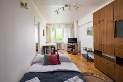 Telewizja i/lub zestaw kina domowego w obiekcie Wola Miła Standard Apartment by BookingHost
