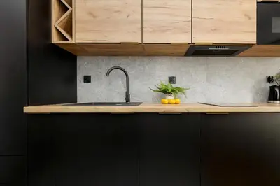 Kuchnia lub aneks kuchenny w obiekcie Modern Black & Wooden Apartment Warsaw Near The Airport by Noclegi Renters