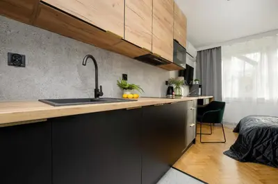 Kuchnia lub aneks kuchenny w obiekcie Modern Black & Wooden Apartment Warsaw Near The Airport by Noclegi Renters