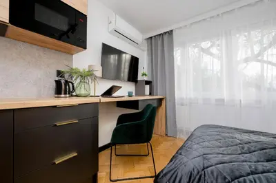 Telewizja i/lub zestaw kina domowego w obiekcie Modern Black & Wooden Apartment Warsaw Near The Airport by Noclegi Renters