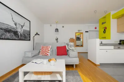 Kuchnia lub aneks kuchenny w obiekcie Sunny Apartment in the Heart of Warsaw by Noclegi Renters