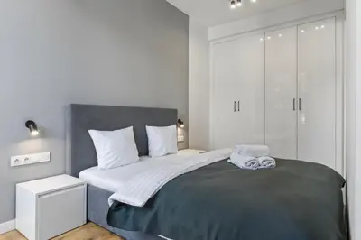 Łóżko lub łóżka w pokoju w obiekcie RentPlanet - Apartament Sławińska