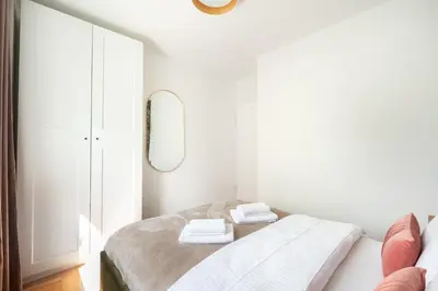 Łóżko lub łóżka w pokoju w obiekcie Metro Racławicka Homey Apartment by BookingHost