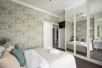 Łóżko lub łóżka w pokoju w obiekcie Bright Crystal Premium Apartment by BookingHost