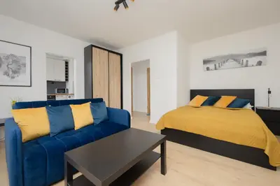Łóżko lub łóżka w pokoju w obiekcie Bright Studio for 4 People in Warsaw by Noclegi Renters