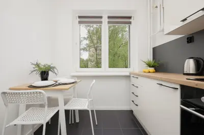 Kuchnia lub aneks kuchenny w obiekcie Bright Studio for 4 People in Warsaw by Noclegi Renters