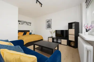 Telewizja i/lub zestaw kina domowego w obiekcie Bright Studio for 4 People in Warsaw by Noclegi Renters