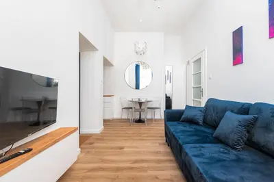 Telewizja i/lub zestaw kina domowego w obiekcie Nowy Świat 28 by Homeprime