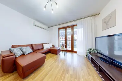 Telewizja i/lub zestaw kina domowego w obiekcie Pineapple Apartment Ochota 3 Rooms, AC, Parking