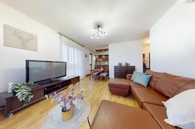 Telewizja i/lub zestaw kina domowego w obiekcie Pineapple Apartment Ochota 3 Rooms, AC, Parking