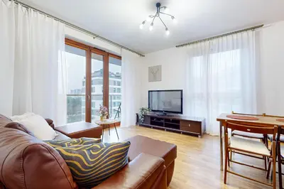 Telewizja i/lub zestaw kina domowego w obiekcie Pineapple Apartment Ochota 3 Rooms, AC, Parking