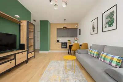 Telewizja i/lub zestaw kina domowego w obiekcie Apartment with Parking and Balcony in Mokotów by Noclegi Renters