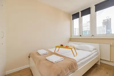 Łóżko lub łóżka w pokoju w obiekcie ShortStayPoland Żelazna B162